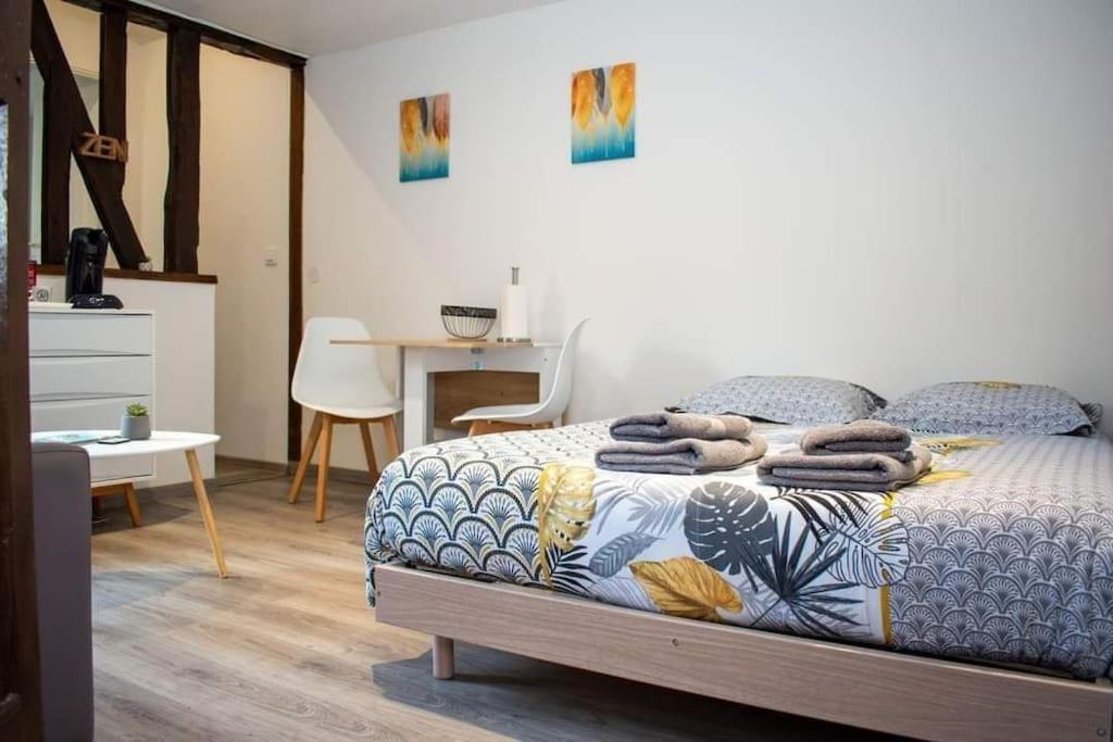 Studio Charmant Confortable Tv Centre Ville Louviers Zewnętrze zdjęcie